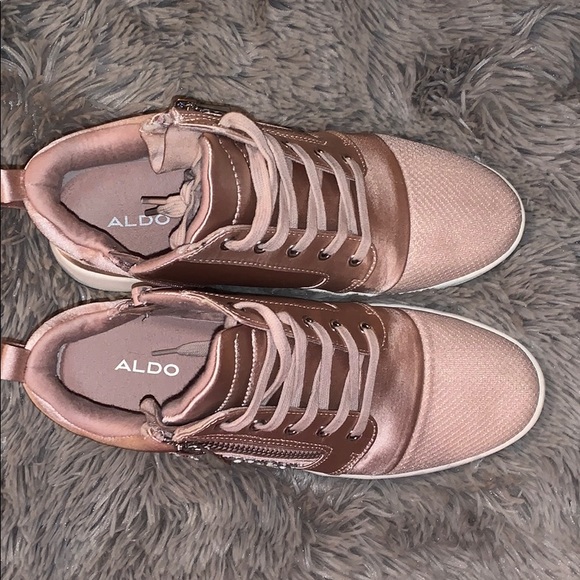 Pink sneakers - Picture 2 of 6